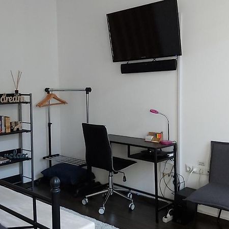 City Center Minimalist Apartment Орадя Экстерьер фото