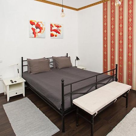 City Center Minimalist Apartment Орадя Экстерьер фото