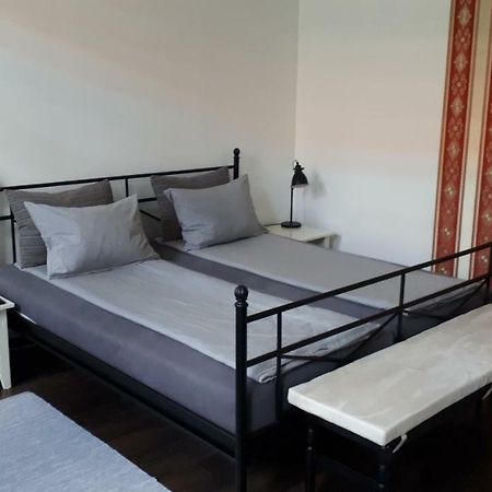 City Center Minimalist Apartment Орадя Экстерьер фото