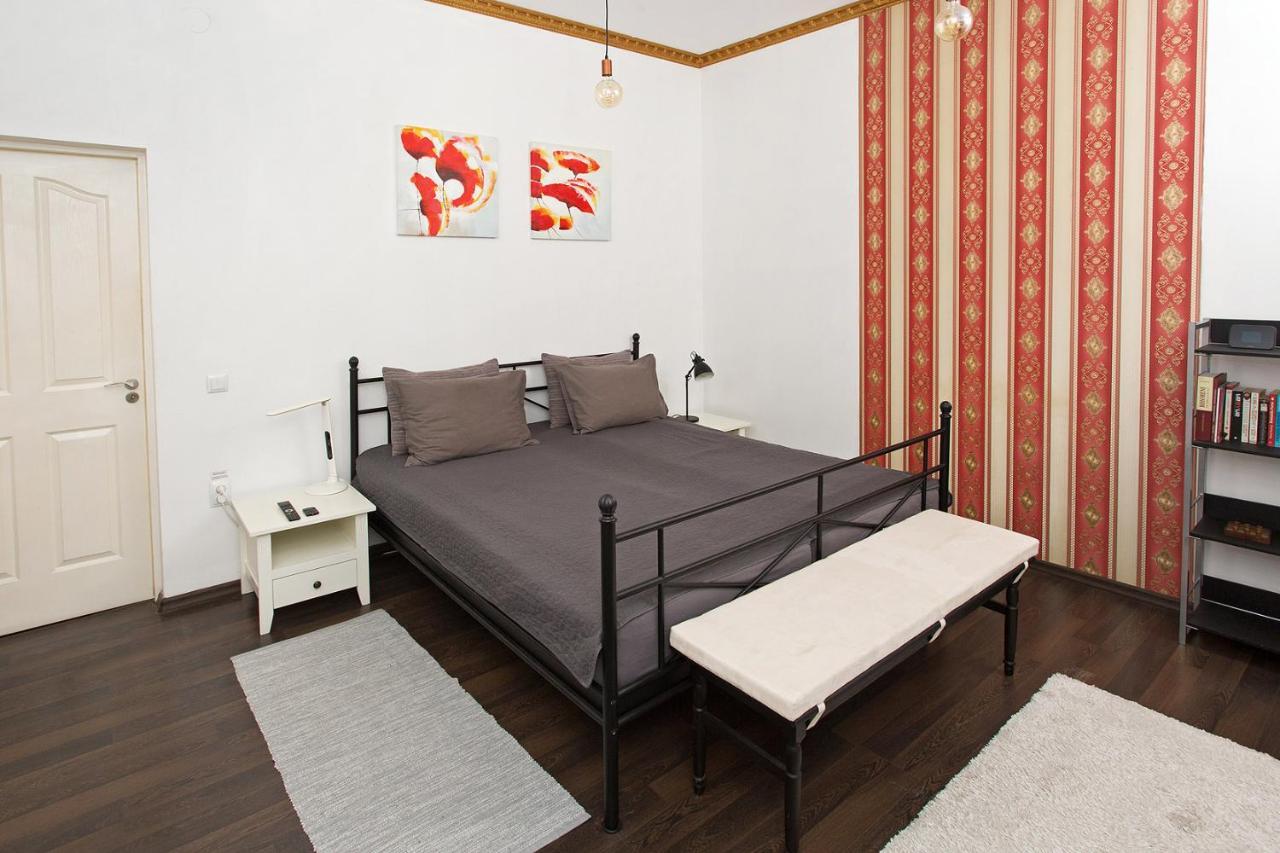 City Center Minimalist Apartment Орадя Экстерьер фото